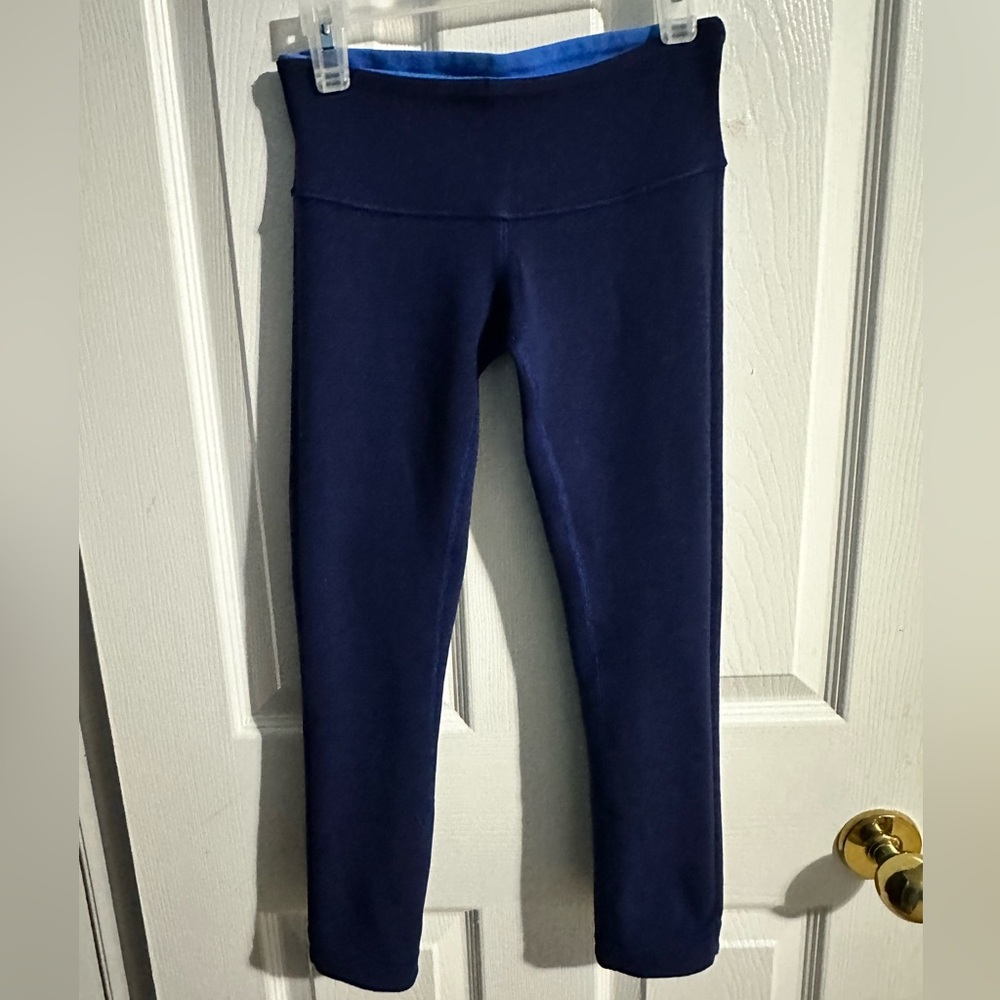 🎀 Lululemon navy/ blue reversible cropped leggings 🛍️